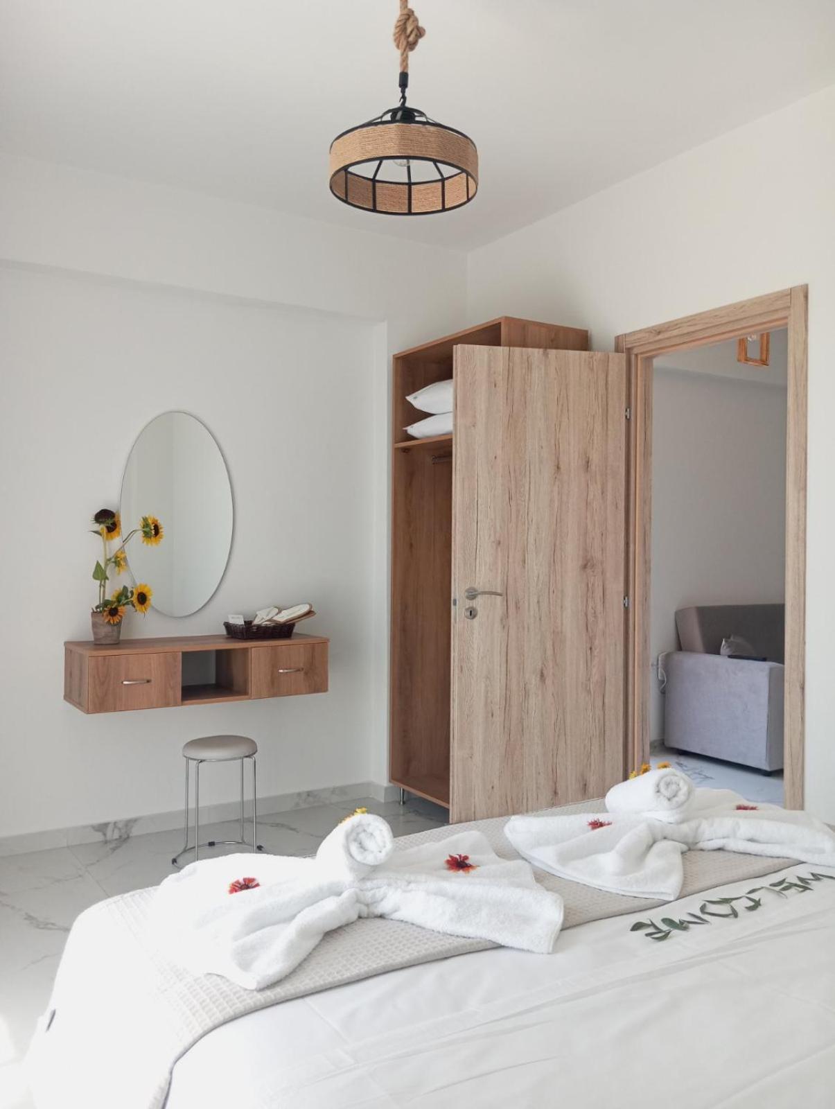 Three Charites Resort Gialova Exterior foto